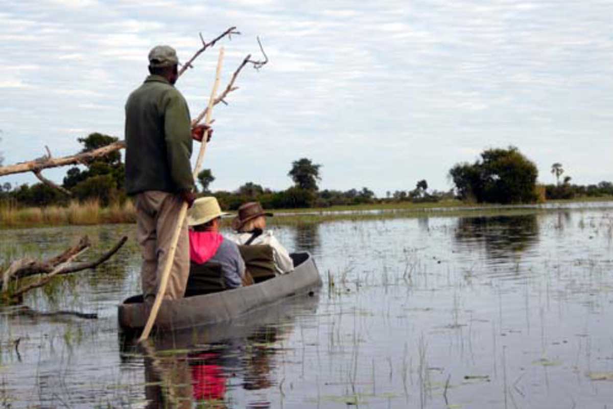 Mokuru-Canoe,-Okavango-Delta